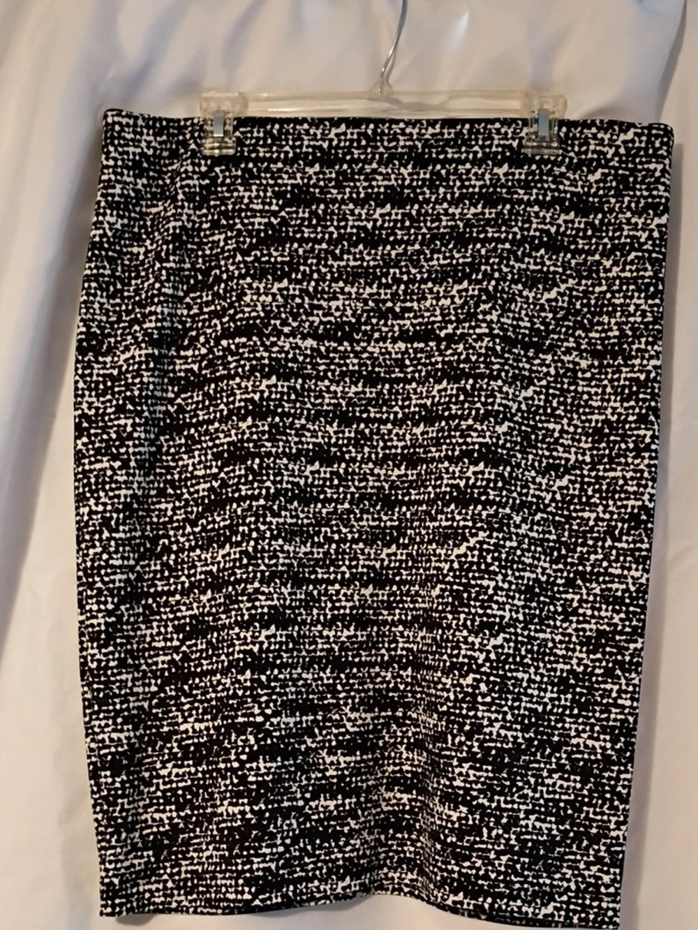 Vince Camuto Abstract Pencil Skirt in Black & White Size Large Like New